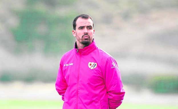 Carlos Santiso, actual entrenador del Rayo Vallecano Femenino.  EFE