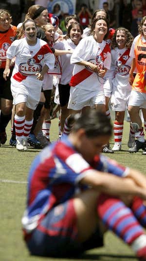 Las jugadoras del Rayo Vallecano Femenino, celebrando el título de Copa conseguido ante el Levante.  EFE