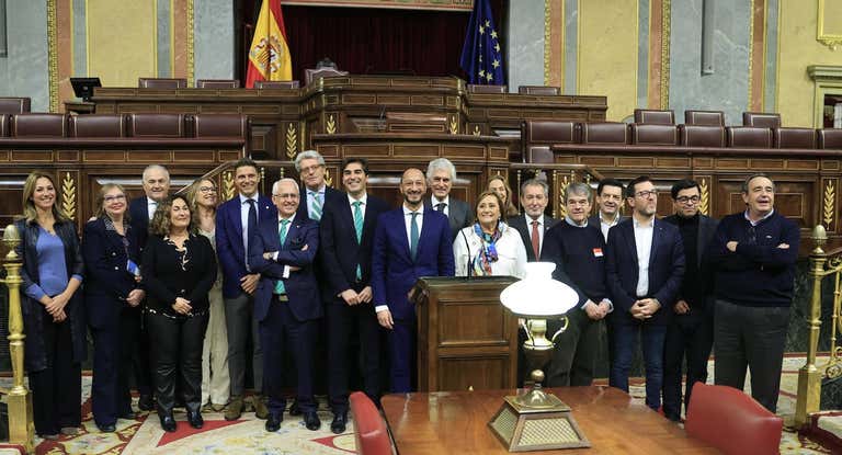 El presidente del Betis, Ángel Haro (9i), el capitán Joaquín Sánchez (6i), y el presidente de la Fundación, Rafael Gordillo (3i), posan junto al vicepresidente del Congreso, Alfonso Rodríguez Gómez de Celis (10i), entre otros.
