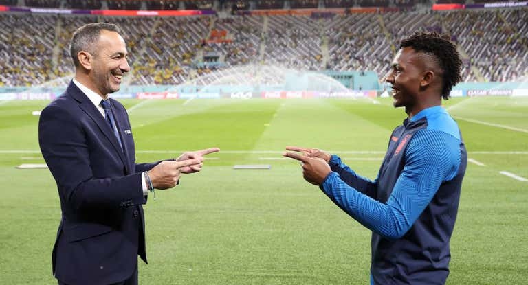 Yuri Djorkaeff y Djorkaeff Reasco se saludan antes del Ecuador-Senegal en el Mundial de Catar.