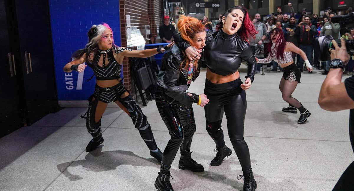 Becky Lynch se enfrenta a Damage CTRL en el vestíbulo del pabellón en el que se celebró Raw./WWE