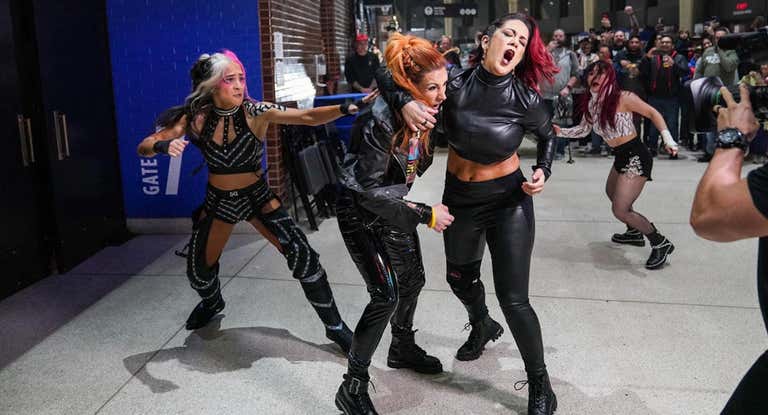 Becky Lynch se enfrenta a Damage CTRL en el vestíbulo del pabellón en el que se celebró Raw.