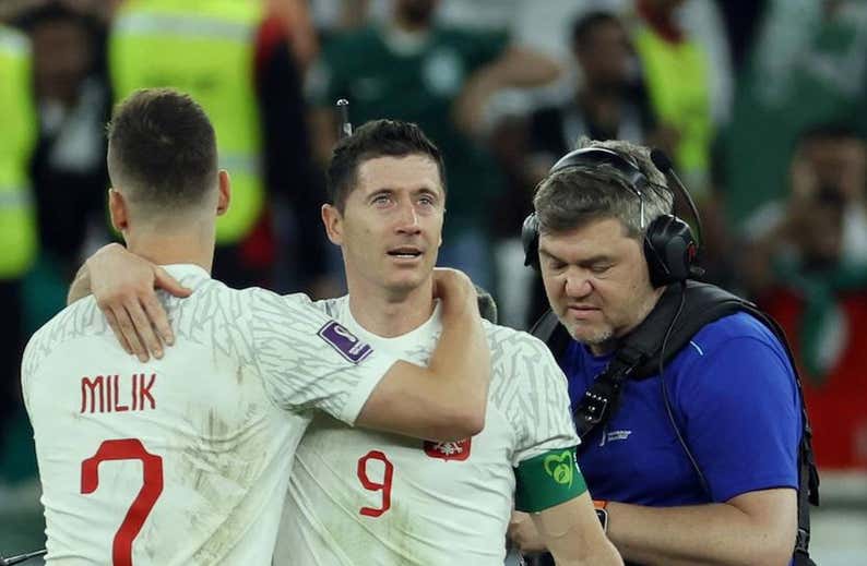 Polonia debate cómo acompañar a Lewandowski