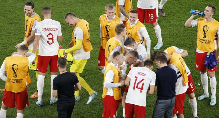 Los jugadores de Polonia, pendientes del desenlace del partido de México.