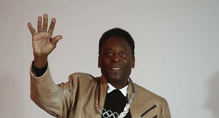 Pelé saluda durante un acto.