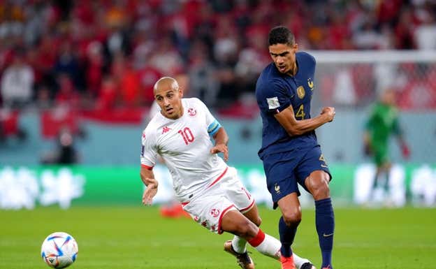 Varane (29), ante la atenta mirada de Khazri, el 10 de Túnez.  NICK POTTS / AFP