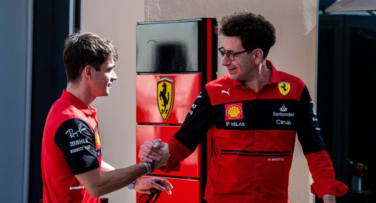 Charles Leclerc y Mattia Binotto, en el GP de Abu Dhabi 2022 de F1. /Ferrari