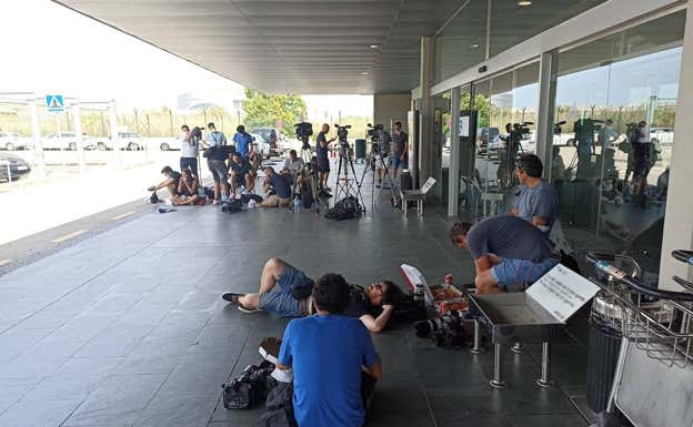 Periodistas y aficionados, de guardia en la terminal privada de El Prat.  TIKTOK @ALAD_BARCELONA