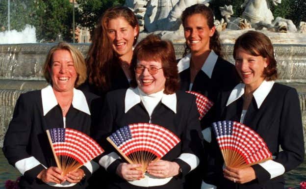 De izquierda a derecha: Lisa Raymond, Monica Seles, Billie Jean King, Mary Joe Fernandez y Corina Morariu, en una imagen de la Copa Federación de 1998.  REUTERS