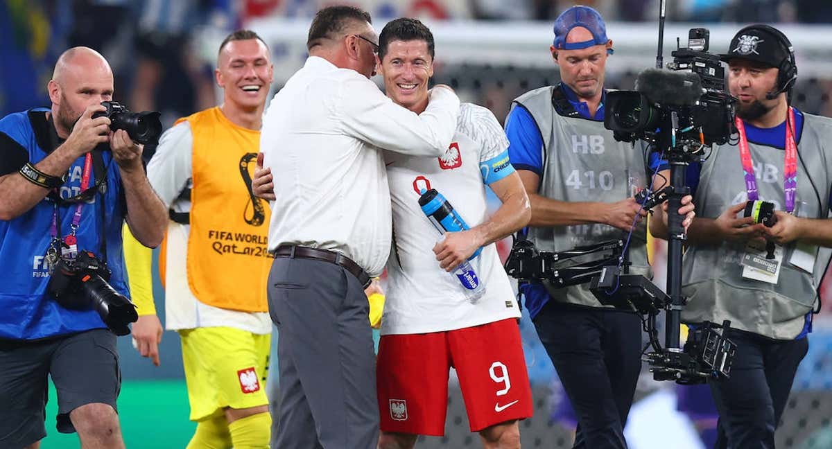 El seleccionador polaco, Czeslaw Michniewicz, felicita a Lewandowski tras el partido./EP