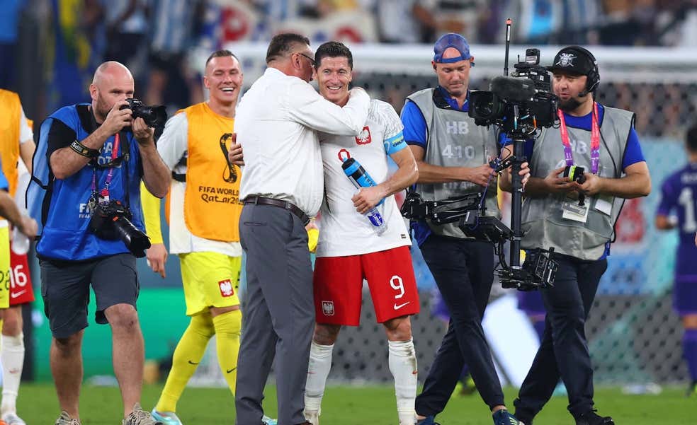 Lewandowski, un islote feliz que hace historia con Polonia