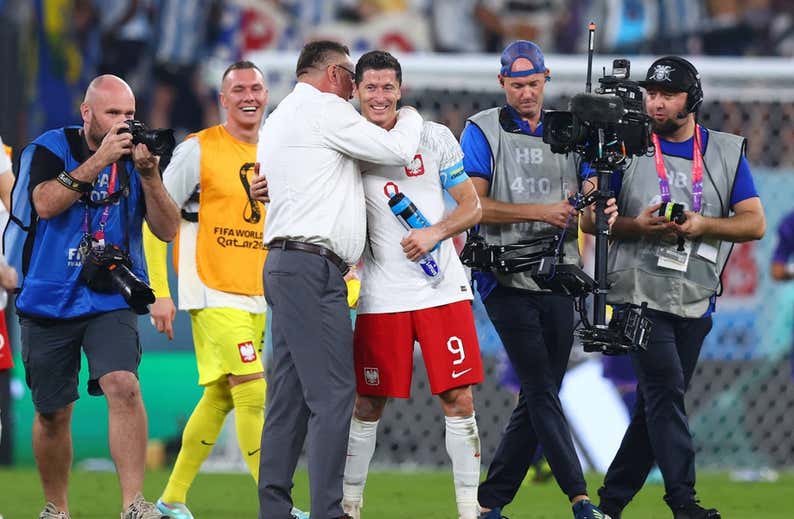Lewandowski, un islote feliz que hace historia con Polonia