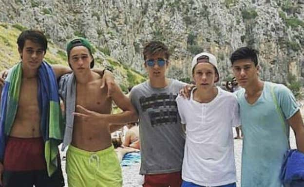 Eric y Josep, junto a otros canteranos del Barça, de vacaciones en Mallorca. Instagram