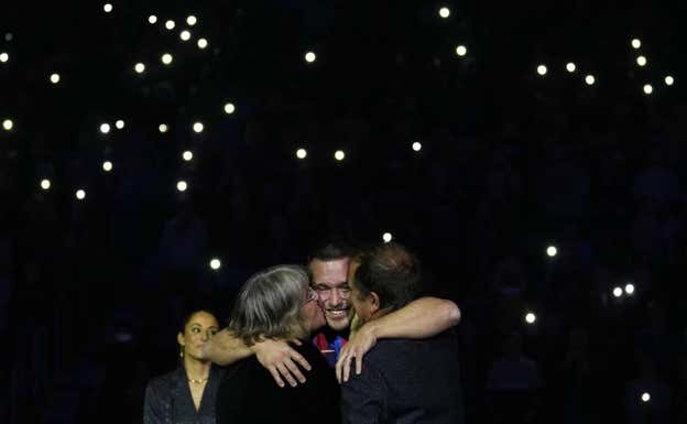 Víctor Tomàs se abraza con su familia durante el homenaje.  ALEJANDRO GARCÍA/EFE