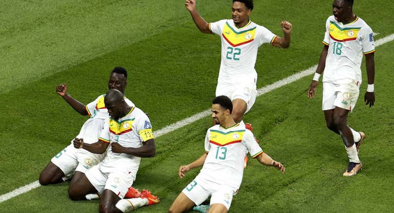 Koulibaly celebra su gol ante Ecuador, con el número 19 en su brazalete en memoria de Diop.