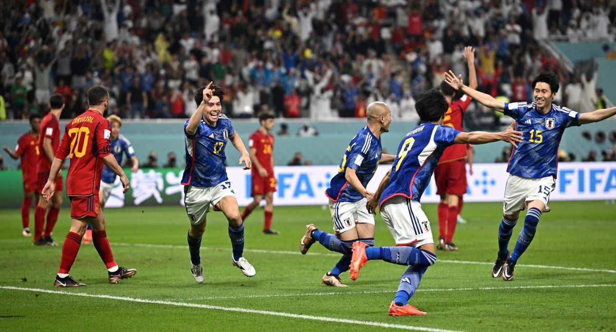 Tanaka celebra el segundo gol en el Japón - España del Mundial de Catar./REUTERS: DYLAN MARTÍNEZ