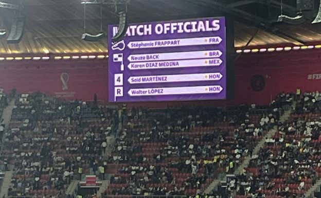 El marcador del estadio en Catar con el nombre de todas las árbitras del Alemania - Costa Rica Mayca Jiménez