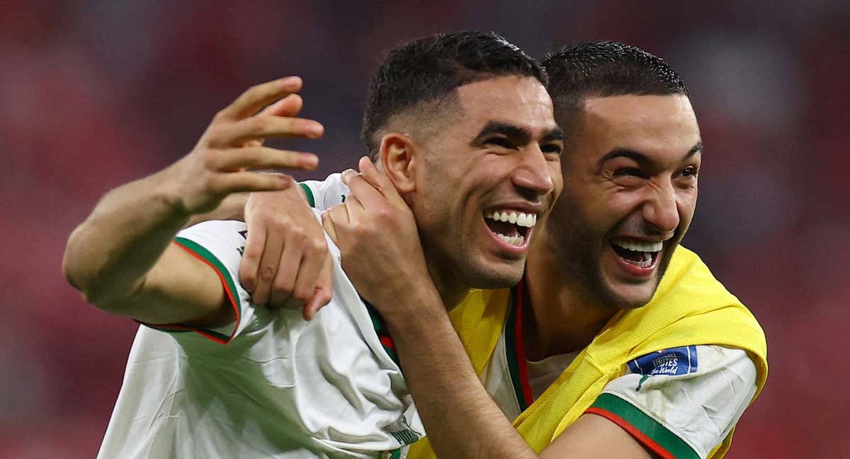 Achraf y Ziyech celebran el pase de Marruecos.