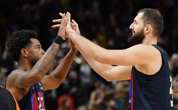 Mirotic se saluda con Higgins tras la victoria ante el Alba Berlín.  EFE