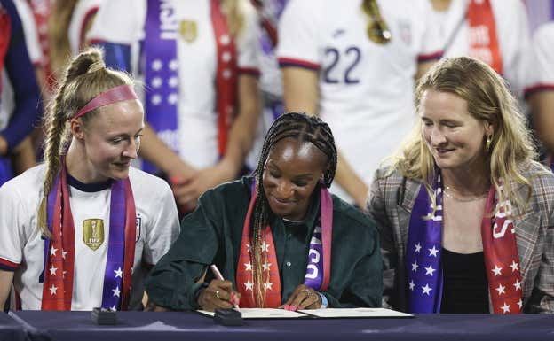 Crystal Dunn, durante la firma del acuerdo por la igualdad salarial.  Getty
