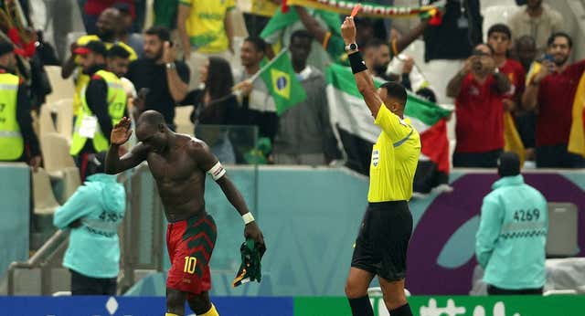 Aboubakar marca, ve la segunda amarilla tras quitarse la camiseta y emula a Zidane