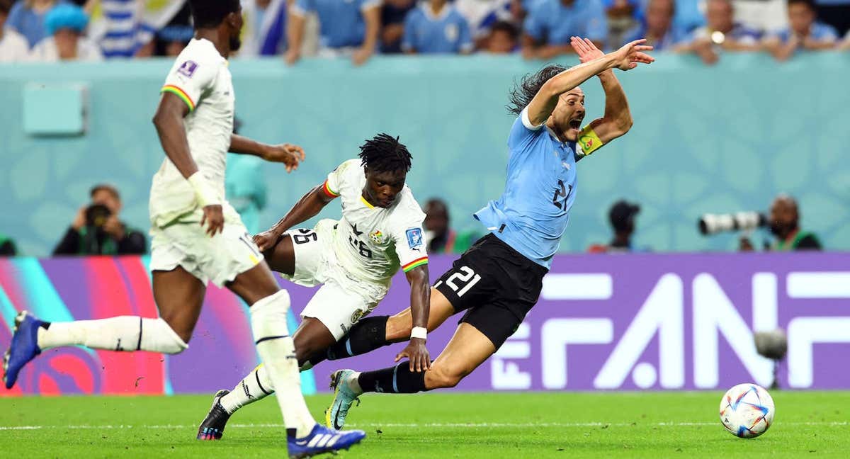 Cavani cae en el área, en una jugada en la que Uruguay reclamó penalti.