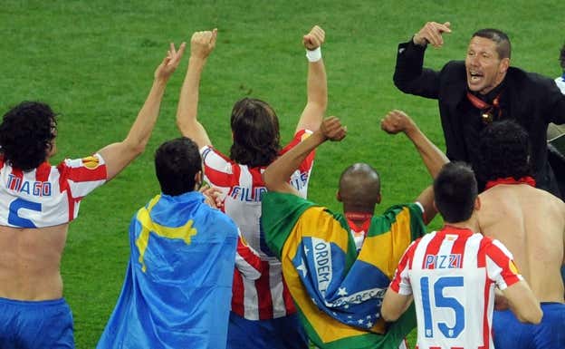 Simeone celebraba con Tiago, Adrián, Filipe Luis, Miranda, Pizzi y Arda su primer título.  EFE