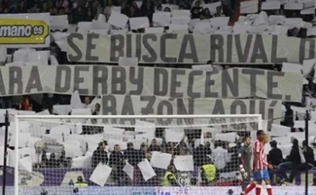 Pancarta en el Bernabéu durante un derbi en noviembre de 2011. EFE