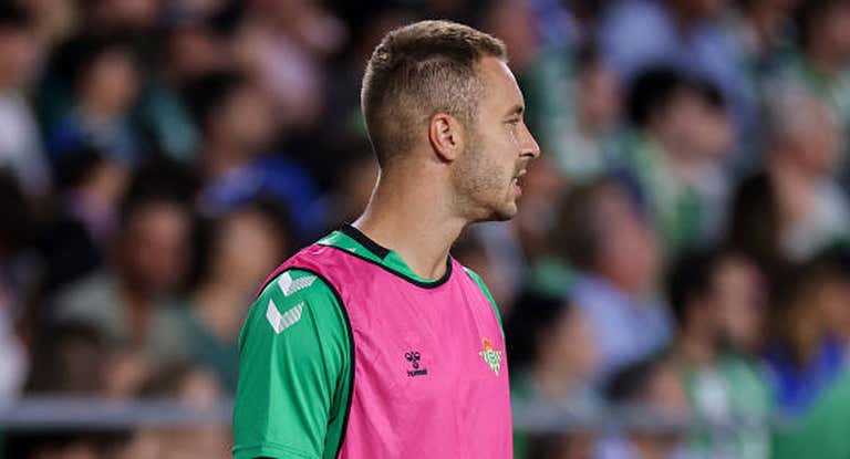 Loren calienta durante un partido del Betis.