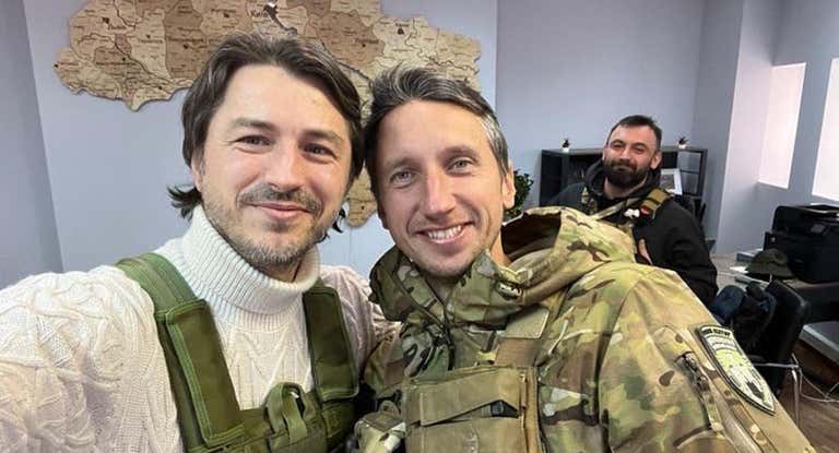 Stakhovsky, a la derecha, en una foto con el traje militar de Ucrania.