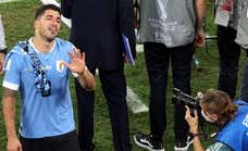 Drama en Uruguay: se despide con bronca arbitral, el monitor del VAR por los suelos y el llanto de Suárez