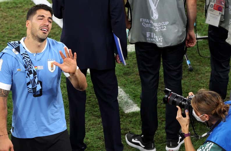 Drama en Uruguay: se despide con bronca arbitral, el monitor del VAR por los suelos y el llanto de Suárez