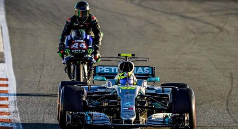 Valentino Rossi al volante de un Mercedes F1 y Lewis Hamilton, con una Yamaha de MotoGP.