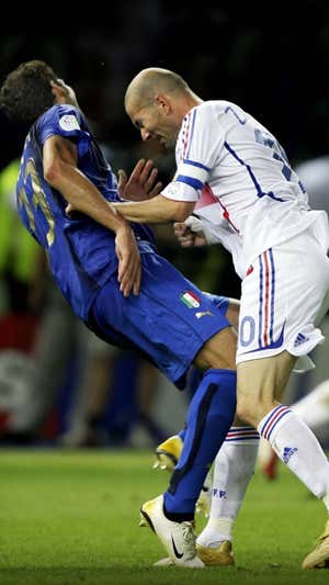 El cabezazo de Zidane a Materazzi en la final del Mundial 2006. REUTERS
