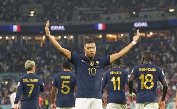 Mbappé festeja con varios compañeros de fondo.  GETTY