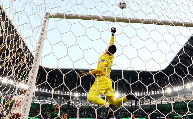 Szczesny realiza una parada ante Arabia Saudí. Reuters