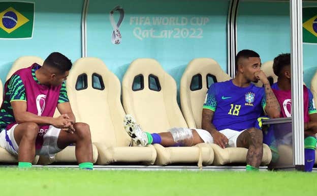 Gabriel Jesús, con hielo en la rodilla, sentado en el banquillo. Efe