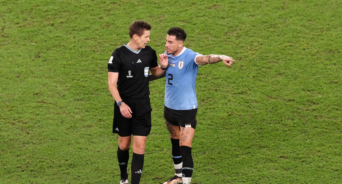 Jose María Giménez protesta ante el árbitro Daniel Siebert al término del partido entre Ghana y Uruguay.