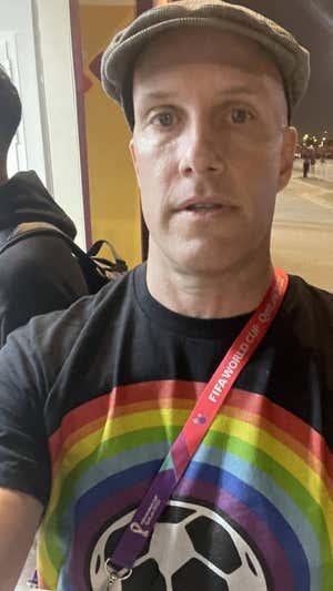 Grant Wahl, con la camiseta por la que fue retenido.  Grant Wahl