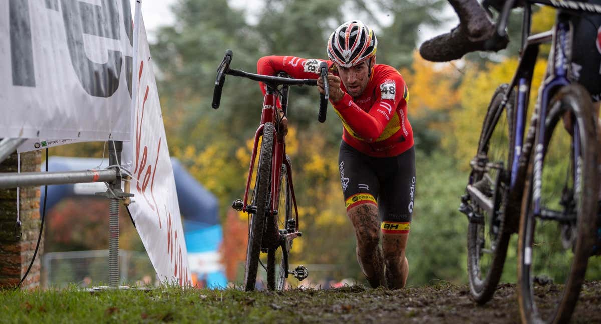 Felipe Orts, a pie durante una prueba de la Copa del Mundo de Ciclocross. /YEFRIFOTOS / BURGOS BH