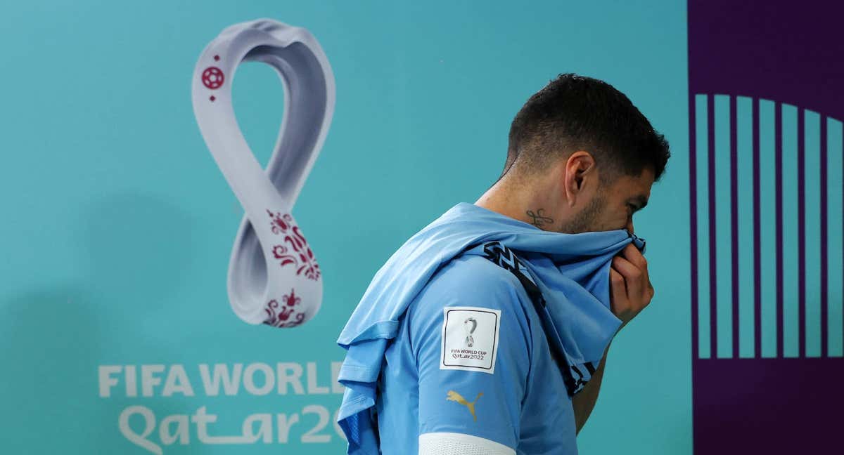 Luis Suárez abandona el campo tras la eliminación de Uruguay./Getty Images