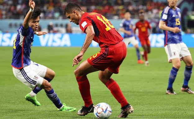 Rodri trata de controlar el balón ante la presión de Japón. Efe