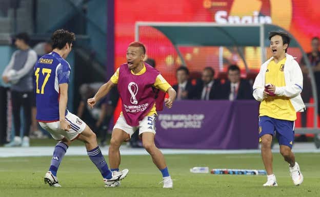 Tanaka, Nagatomo y Kubo, todos ellos con experiencias en Europa, celebran su victoria ante España. EFE