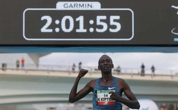 Kiptum llegando a la línea de meta.  Maratón Valencia.