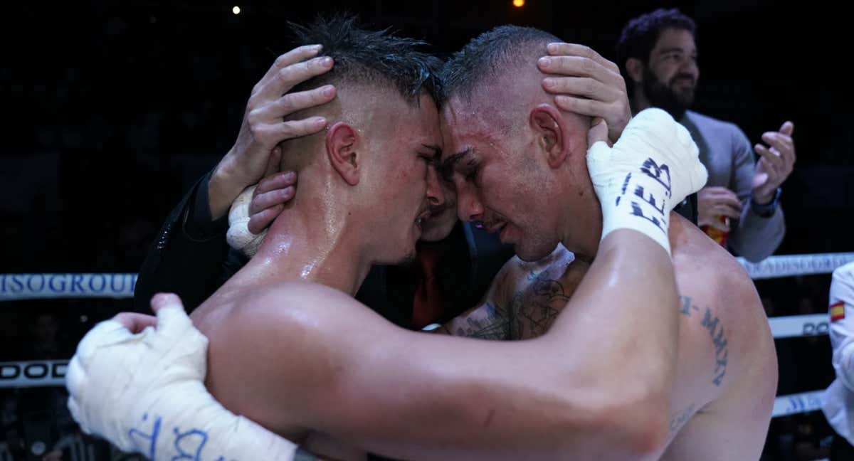 Samuel Molina y Jon Fernández se abrazan tras el combate.