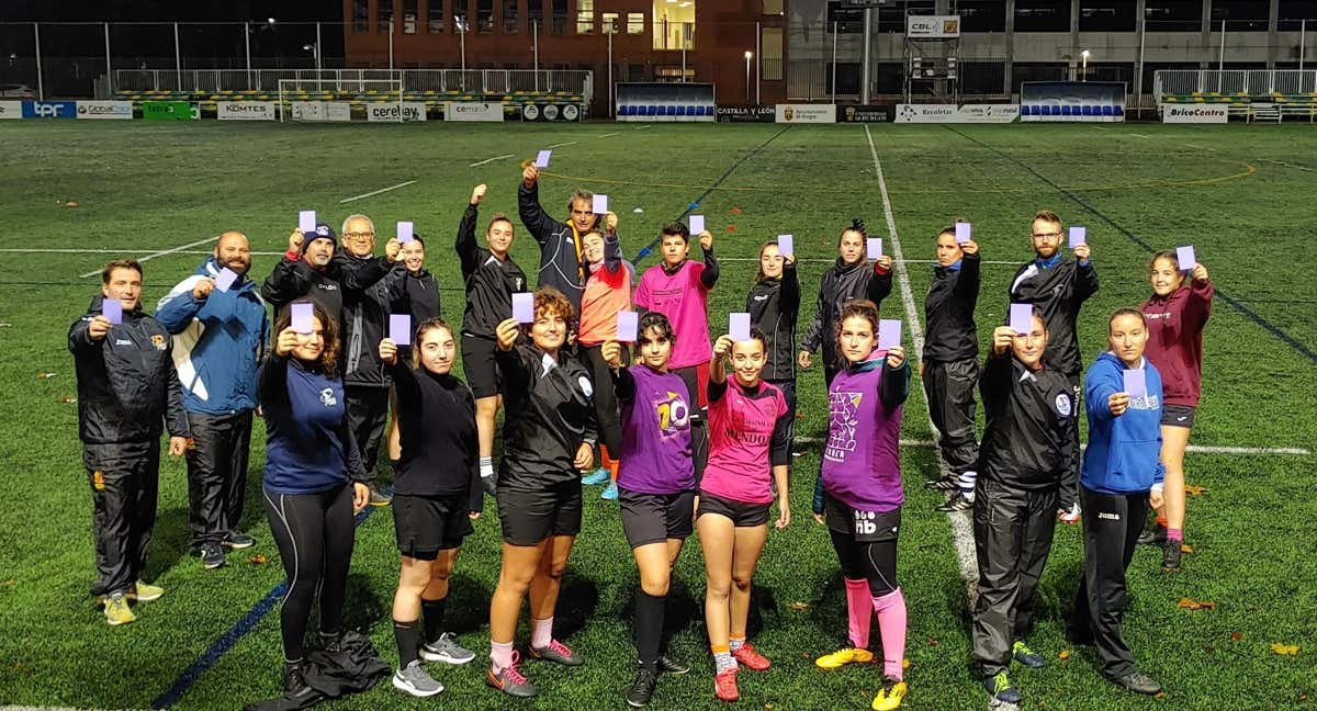 Tarjeta morada contra la violencia de género. /Pingüinas Rugby Burgos /Grupo ATU