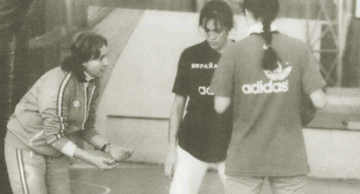 María Planas da instrucciones durante un entrenamiento de la Selección. /FEB