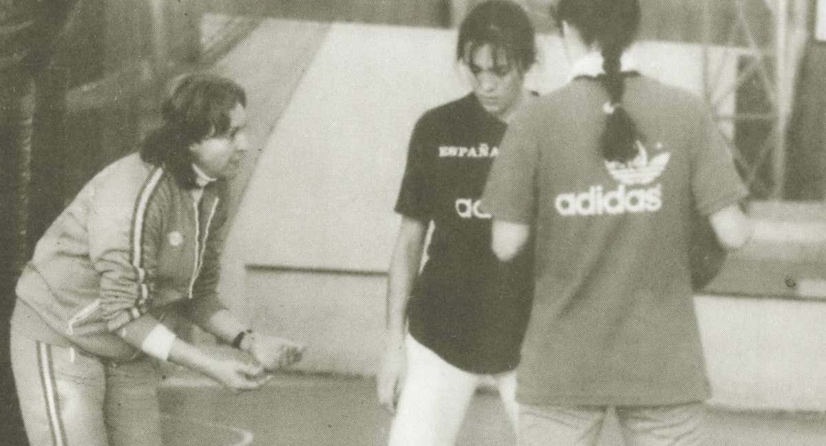 María Planas da instrucciones durante un entrenamiento de la Selección.