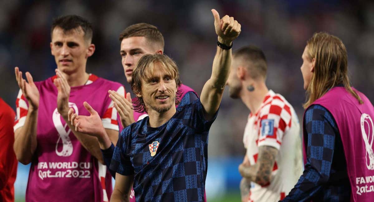 Luka Modric y Ante Budimir, después de ganar a Japón en la tanda de penaltis. /AFP