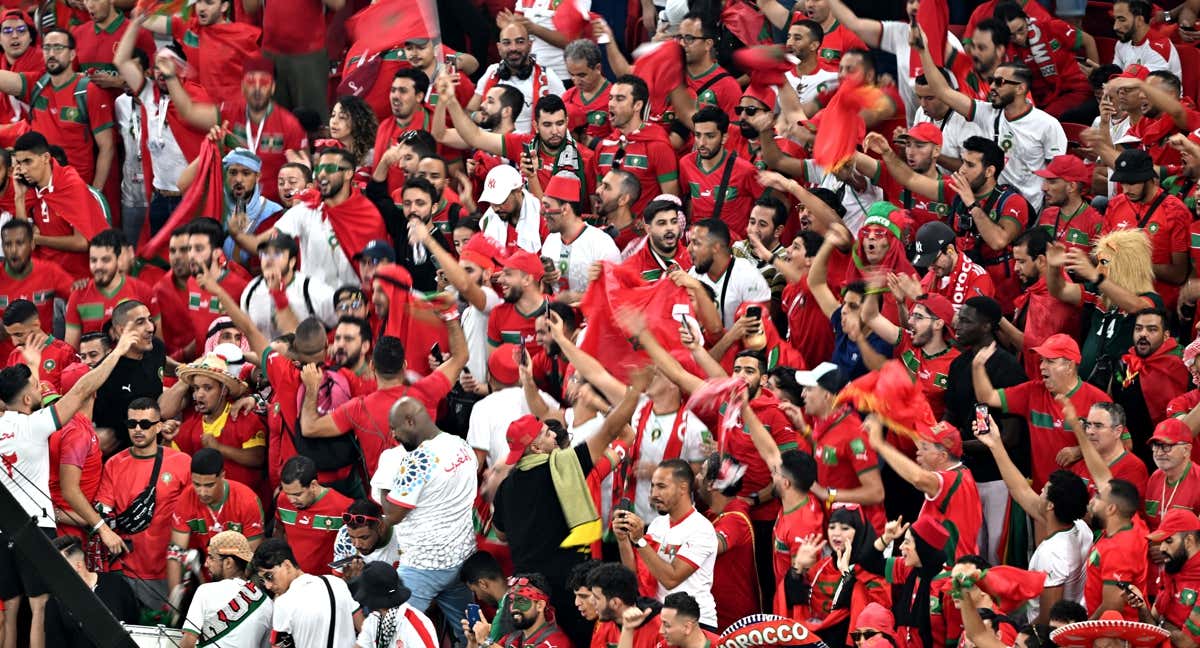 Aficionados marroquíes animan a su selección durante el partido de la fase de grupos contra Canadá.